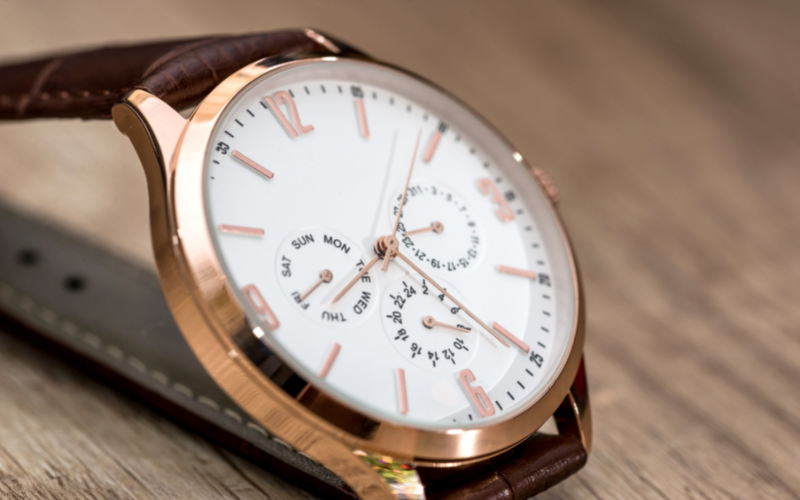 Tip na originální dárek k padesátinám - hodinky s věnováním