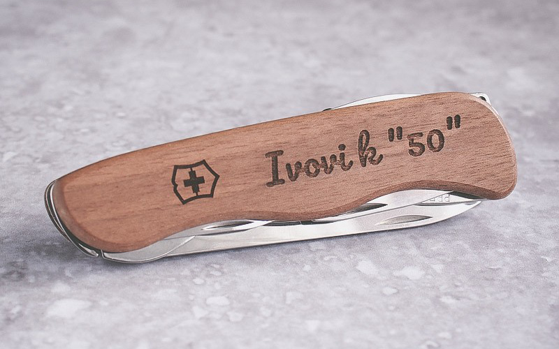Tip na originální dárek k padesátinám - nůž s gravírováním